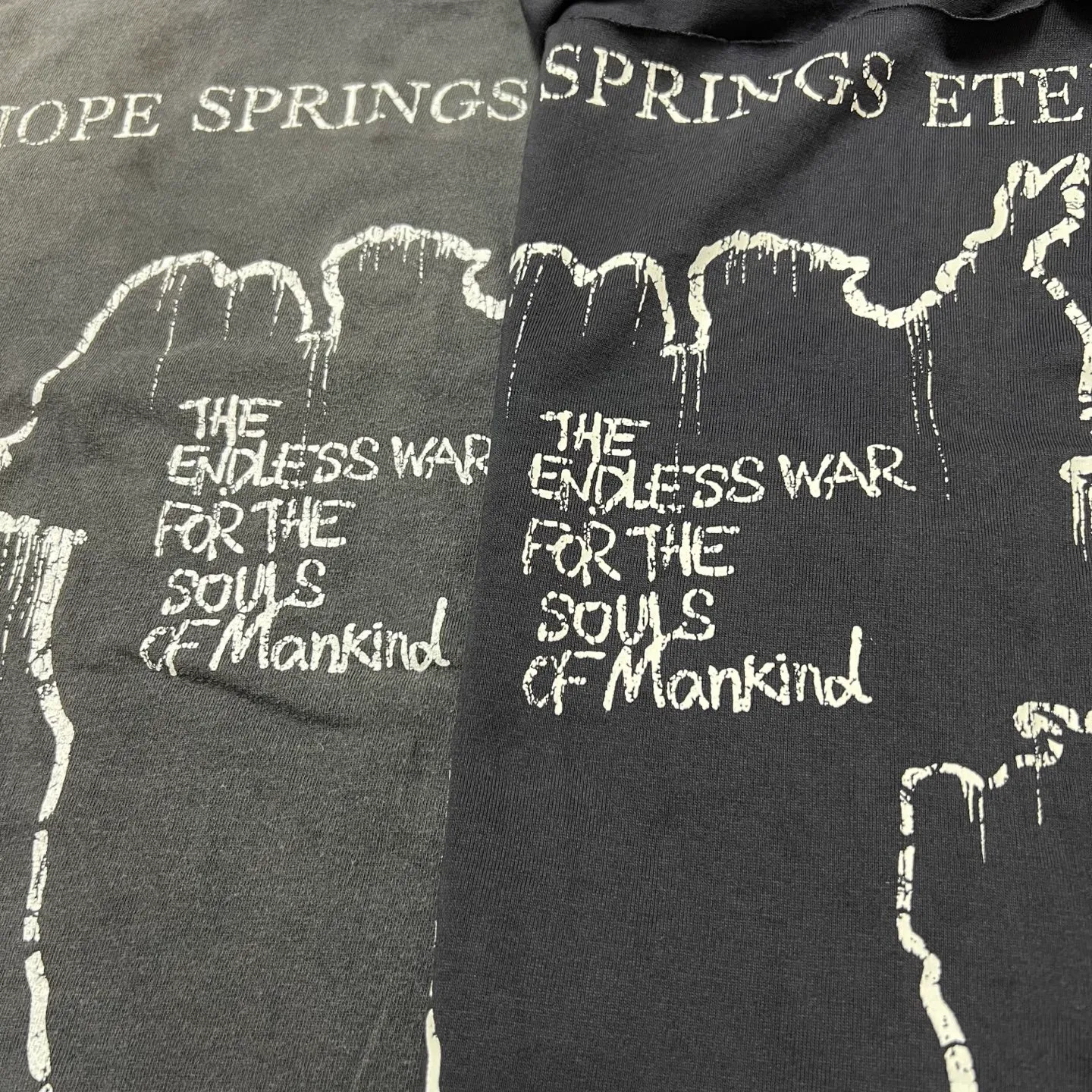 Printing and pattern comparison SAINT Mxxxxxx SS TEE/HOPE SPRING/BLK Jesus slogan retro distressed TEE Washed black S-XL Same as the original version Cylindrical side seam OE yarn fabric Garment dyeing Faded by heavy washing Bust plaster faded Correct version Matching with the original version Accessories Original level printing restoration